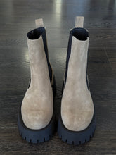 Carica l'immagine nel visualizzatore di Gallery, EMANUELA PASSERI BEATLES IN CAMOSCIO BEIGE (FARRO)
