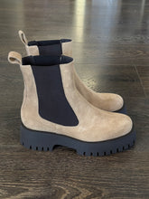 Carica l'immagine nel visualizzatore di Gallery, EMANUELA PASSERI BEATLES IN CAMOSCIO BEIGE (FARRO)
