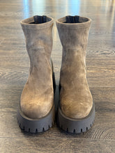 Carica l'immagine nel visualizzatore di Gallery, EMANUELA PASSERI TRONCHETTO IN CAMOSCIO  TAUPE ZIP TALLONE
