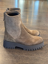 Carica l'immagine nel visualizzatore di Gallery, EMANUELA PASSERI TRONCHETTO IN CAMOSCIO  TAUPE ZIP TALLONE
