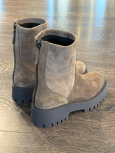 Carica l'immagine nel visualizzatore di Gallery, EMANUELA PASSERI TRONCHETTO IN CAMOSCIO  TAUPE ZIP TALLONE
