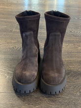 Carica l'immagine nel visualizzatore di Gallery, EMANUELA PASSERI TRONCHETTO IN CAMOSCIO MARRONE ZIP TALLONE
