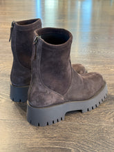 Carica l'immagine nel visualizzatore di Gallery, EMANUELA PASSERI TRONCHETTO IN CAMOSCIO MARRONE ZIP TALLONE
