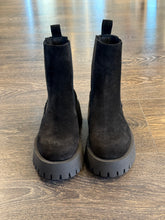 Carica l'immagine nel visualizzatore di Gallery, EMANUELA PASSERI BEATLES IN CAMOSCIO NERO
