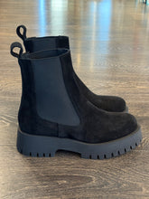 Carica l'immagine nel visualizzatore di Gallery, EMANUELA PASSERI BEATLES IN CAMOSCIO NERO
