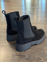 Carica l'immagine nel visualizzatore di Gallery, EMANUELA PASSERI BEATLES IN CAMOSCIO NERO
