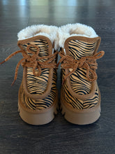 Carica l&#39;immagine nel visualizzatore di Gallery, EKP PELOSOTTO IN MONTONE CON LACCIO ZEBRATO
