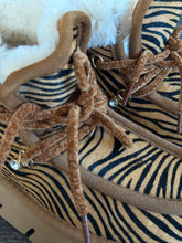 Carica l&#39;immagine nel visualizzatore di Gallery, EKP PELOSOTTO IN MONTONE CON LACCIO ZEBRATO
