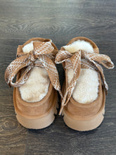 Carica l&#39;immagine nel visualizzatore di Gallery, EKP PELOSOTTO SABOT  IN MONTONE  CUOIO ALLECCIATO
