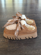 Carica l&#39;immagine nel visualizzatore di Gallery, EKP PELOSOTTO SABOT  IN MONTONE  CUOIO ALLECCIATO
