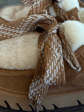 Carica l&#39;immagine nel visualizzatore di Gallery, EKP PELOSOTTO SABOT  IN MONTONE  CUOIO ALLECCIATO
