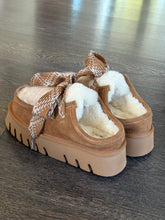 Carica l&#39;immagine nel visualizzatore di Gallery, EKP PELOSOTTO SABOT  IN MONTONE  CUOIO ALLECCIATO
