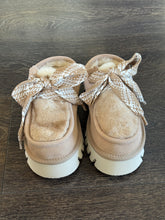 Carica l&#39;immagine nel visualizzatore di Gallery, EKP PELOSOTTO SABOT  IN MONTONE  BEIGE ALLECCIATO
