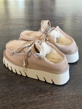 Carica l&#39;immagine nel visualizzatore di Gallery, EKP PELOSOTTO SABOT  IN MONTONE  BEIGE ALLECCIATO
