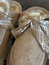 Carica l&#39;immagine nel visualizzatore di Gallery, EKP PELOSOTTO SABOT  IN MONTONE  BEIGE ALLECCIATO
