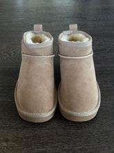 Carica l&#39;immagine nel visualizzatore di Gallery, WOZ EKP &quot;PELOSOTTO&quot; IN MONTONE BEIGE
