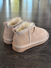 Carica l&#39;immagine nel visualizzatore di Gallery, WOZ EKP &quot;PELOSOTTO&quot; IN MONTONE BEIGE
