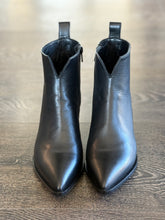 Carica l&#39;immagine nel visualizzatore di Gallery, EMANUELA PASSERI TRONCHETTO PELLE NERA
