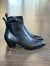 Carica l&#39;immagine nel visualizzatore di Gallery, EMANUELA PASSERI TRONCHETTO PELLE NERA
