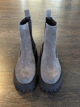 Carica l'immagine nel visualizzatore di Gallery, EMANUELA PASSERI BEATLES IN CAMOSCIO GRIGIO
