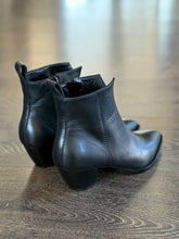 Carica l&#39;immagine nel visualizzatore di Gallery, EMANUELA PASSERI TRONCHETTO PELLE NERA
