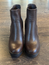 Carica l&#39;immagine nel visualizzatore di Gallery, EMANUELA PASSERI TRONCHETTO IN PELLE MORO TACCO GROSSO PLATEAU
