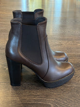 Carica l&#39;immagine nel visualizzatore di Gallery, EMANUELA PASSERI TRONCHETTO IN PELLE MORO TACCO GROSSO PLATEAU
