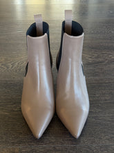 Carica l'immagine nel visualizzatore di Gallery, EMANUELA PASSERI BEATLES NAPPE TAUPE TC 7 CM
