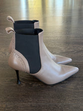 Carica l'immagine nel visualizzatore di Gallery, EMANUELA PASSERI BEATLES NAPPE TAUPE TC 7 CM
