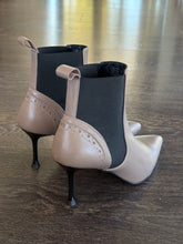 Carica l'immagine nel visualizzatore di Gallery, EMANUELA PASSERI BEATLES NAPPE TAUPE TC 7 CM
