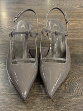 Carica l'immagine nel visualizzatore di Gallery, CARRANO SLINGBACK IN MORBIDA VERNICE GRIGIA TACCO 6CM
