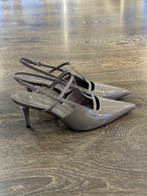 Carica l'immagine nel visualizzatore di Gallery, CARRANO SLINGBACK IN MORBIDA VERNICE GRIGIA TACCO 6CM
