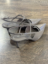 Carica l'immagine nel visualizzatore di Gallery, CARRANO SLINGBACK IN MORBIDA VERNICE GRIGIA TACCO 6CM
