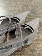 Carica l'immagine nel visualizzatore di Gallery, CARRANO SLINGBACK IN MORBIDA VERNICE GRIGIA TACCO 6CM
