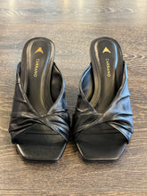 Carica l'immagine nel visualizzatore di Gallery, CARRANO MULE IN PELLE NERA TC 6 CM NODO
