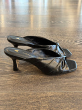 Carica l'immagine nel visualizzatore di Gallery, CARRANO MULE IN PELLE NERA TC 6 CM NODO
