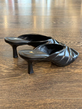 Carica l'immagine nel visualizzatore di Gallery, CARRANO MULE IN PELLE NERA TC 6 CM NODO
