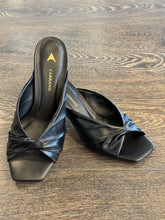 Carica l'immagine nel visualizzatore di Gallery, CARRANO MULE IN PELLE NERA TC 6 CM NODO
