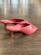 Carica l'immagine nel visualizzatore di Gallery, CARRANO MULE IN PELLE FRAGOLA (BERRY)TC 6 CM NODO
