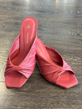 Carica l'immagine nel visualizzatore di Gallery, CARRANO MULE IN PELLE FRAGOLA (BERRY)TC 6 CM NODO
