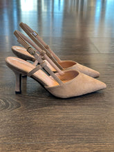 Carica l'immagine nel visualizzatore di Gallery, FRANCESCO MILANO SLINGBACK IN CAMOSCIO TAUPE  TACCO 8 CM SCOLLO A CUORE
