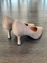 Carica l'immagine nel visualizzatore di Gallery, FRANCESCO MILANO DECOLLETE' IN CAMOSCIO TAUPE  TACCO 8 CM SCOLLO A CUORE
