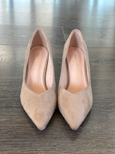 Carica l'immagine nel visualizzatore di Gallery, FRANCESCO MILANO DECOLLETE' IN CAMOSCIO TAUPE  TACCO 8 CM SCOLLO A CUORE
