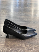 Carica l&#39;immagine nel visualizzatore di Gallery, FRANCESCO MILANO DECOLLETE&#39; IN PELLE NERA TACCO 4,5 CM
