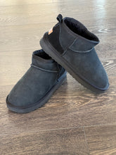 Carica l&#39;immagine nel visualizzatore di Gallery, WOZ EKP &quot;PELOSOTTO&quot; IN MONTONE NERO
