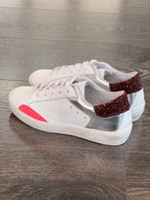 Carica l&#39;immagine nel visualizzatore di Gallery, VITAMINA SNEAKER PELLE BIANCA TALLONE GLITTER BORDEAUX
