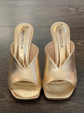 Carica l'immagine nel visualizzatore di Gallery, MISS UNIQUE MULE IN PELLE ORO TACCO SCULTURA 9 CM
