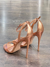 Carica l&#39;immagine nel visualizzatore di Gallery, VICENZA SANDALO IN PELLE LAMINATA ORO-ROSA CON CINTURINO ALLA CAVIGLIA TACCO 11 CM
