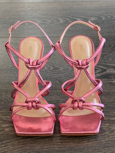 Carica l'immagine nel visualizzatore di Gallery, MISS UNIQUE SANDALO NODI PELLE LAMINATA FUXIA
