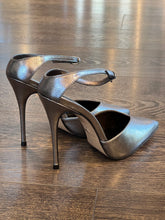 Carica l&#39;immagine nel visualizzatore di Gallery, CARRANO DECOLLETE&#39; SPEZZATA PELLE LAMINATA INOX TACCO 11 CM
